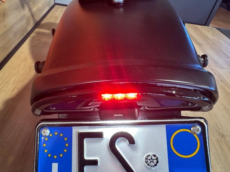 Porta targa Court Works e frecce LED integrate su Harley-Davidson Fat Bob custom