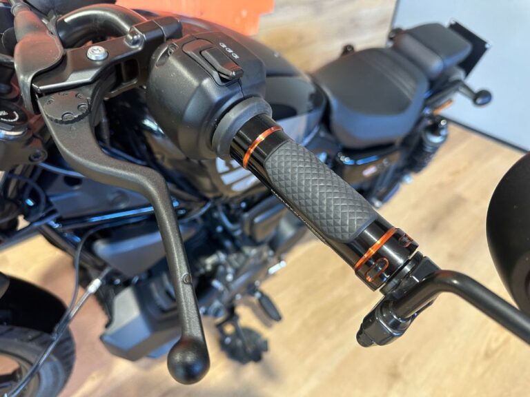 Manopole Harley-Davidson collezione Adversary Orange installate su Nightster 975