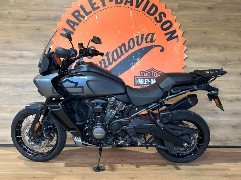 Harley-Davidson Pan America 2023 usata in ottime condizioni con kit borse originali e deflettore radiatore