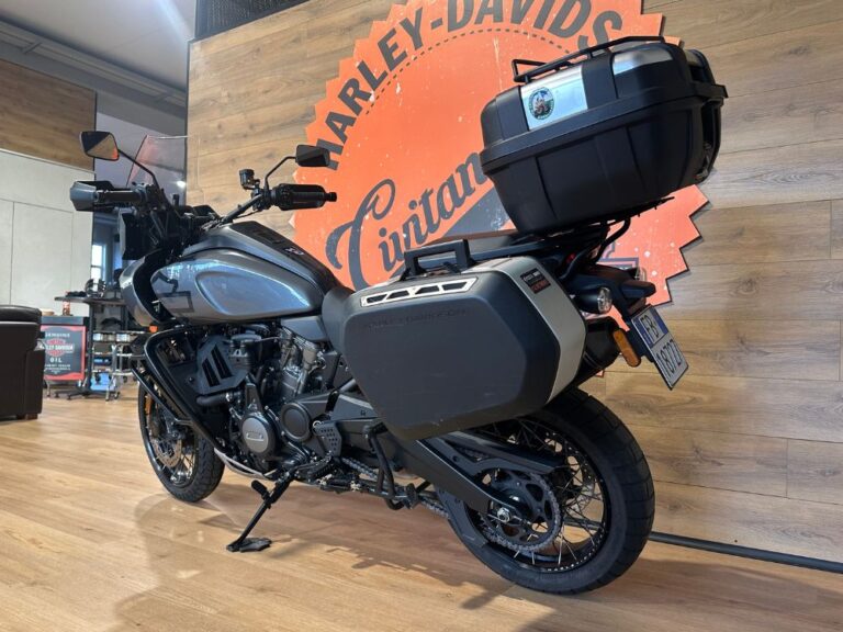Riser manubrio pull-back e leve racing su Harley-Davidson Pan America Special per migliore ergonomia
