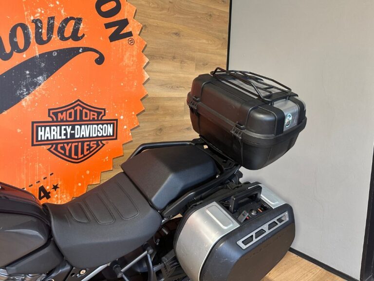 Harley-Davidson Pan America 2023 usata in ottime condizioni con kit borse originali e deflettore radiatore
