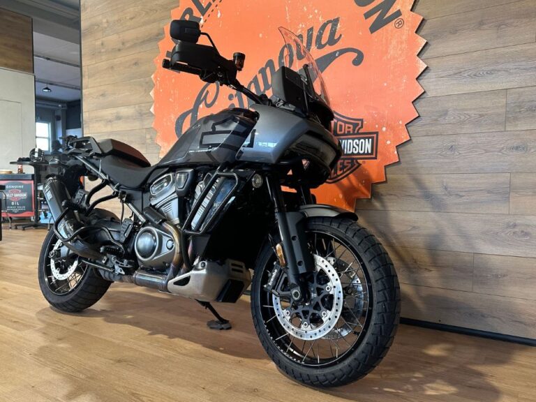 Riser manubrio pull-back e leve racing su Harley-Davidson Pan America Special per migliore ergonomia