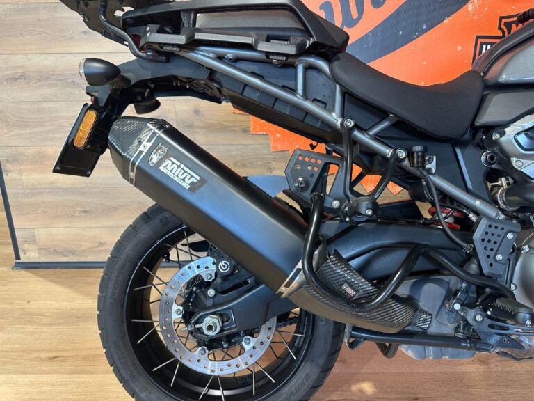 Terminale di scarico Mivv con protezione calore installato su Harley-Davidson Pan America Special