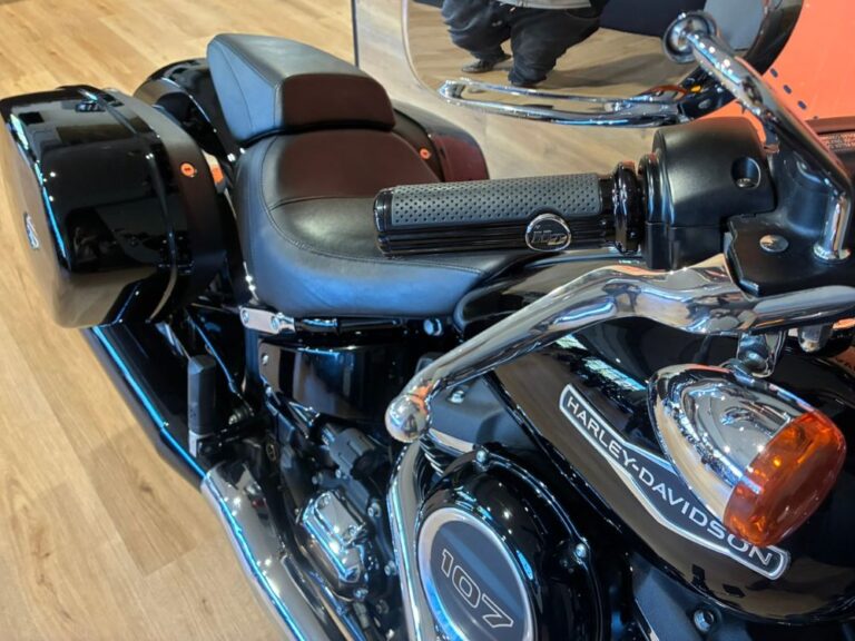 Harley-Davidson Sport Glide 2019 usata – Softail stock con valigie verniciate Vivid Black – Harley-Davidson Civitanova