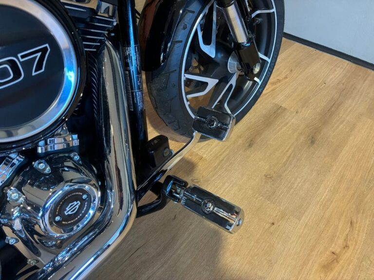 Harley-Davidson Sport Glide 2021 usata – Softail con accessori Willie G e scarico 2 in 1 V&H – Harley-Davidson Civitanova