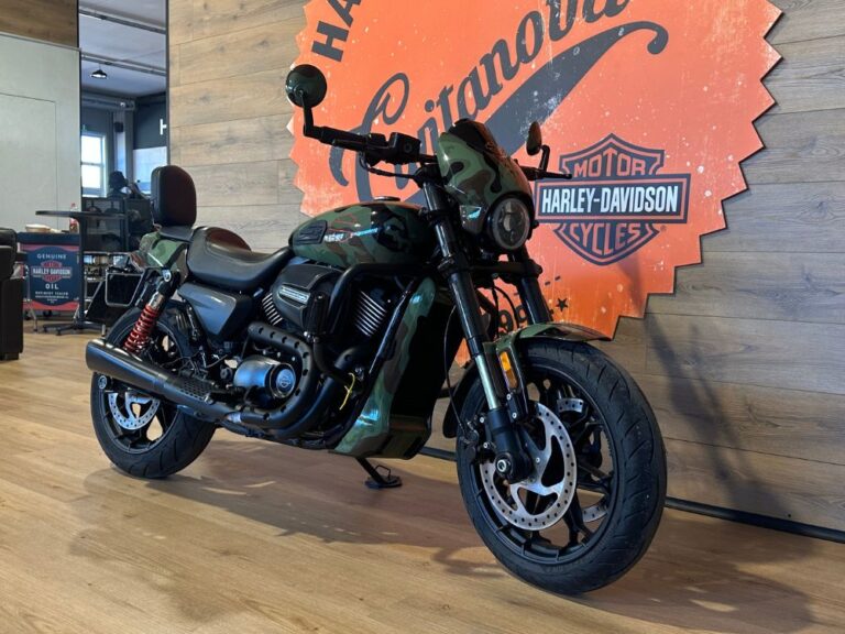 Faro LED e indicatori di direzione minimal su Harley-Davidson Street Rod custom