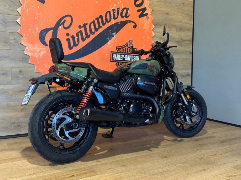 Moto Harley-Davidson Street Rod 750 del 2019 con scarico Vance & Hines e borse rigide laterali